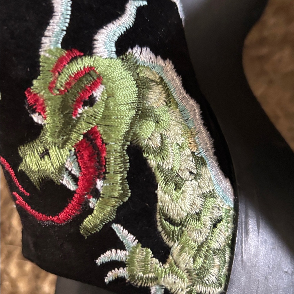 Vintage N.Y.L.A Dragon Embroidery Platforms - Picture 10 of 17